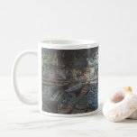 Bathers in La Grenouillère von Claude Monet Kaffeetasse<br><div class="desc">Das Bathers at La Grenouillère (1869) von Claude Monet ist ein Vintages impressionistisches Kunstgemälde mit einem beliebten Boot- und Badebetrieb und einem schwimmenden Café an der Seine bei Bougival im Westen von Paris. Im Sommer 1869 lebte Monet bei La Grenouillère mit Camille und ihrem Sohn. Über den Künstler: Claude Monet...</div>