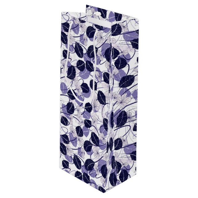 Batik Lila Blätter und Weinbilder Geschenktüte Für Weinflaschen (Vorderseite Schrägansicht)