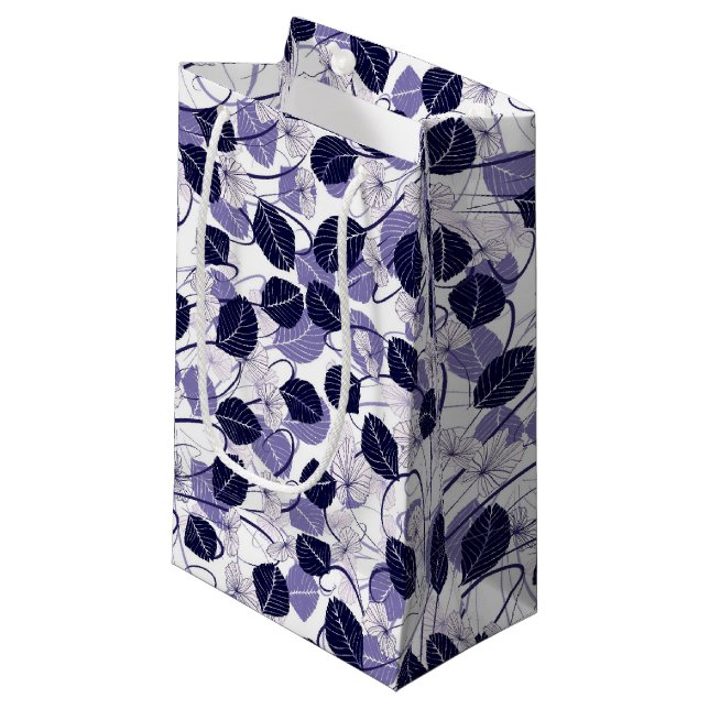 Batik Lila Blätter und Weinbilder Kleine Geschenktüte (Vorderseite Schrägansicht)