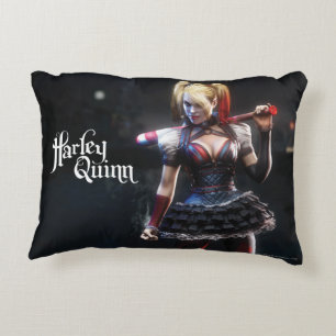 Batman Arkham Knight   Harley Quinn mit Bat Dekokissen