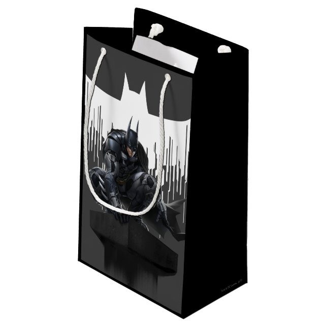 Batman Perched auf einer Säule Kleine Geschenktüte (Rückseite Schrägansicht)