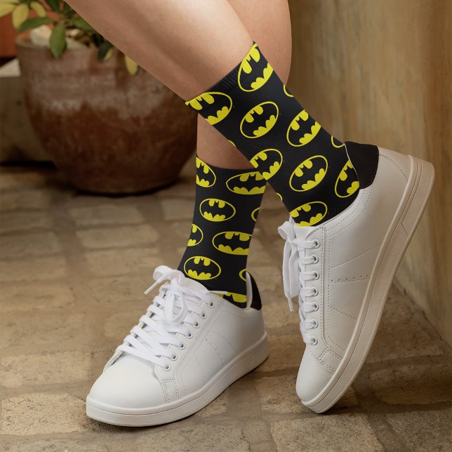 Batman Symbol | Bat Oval Logo Socken (Person wearing socks)