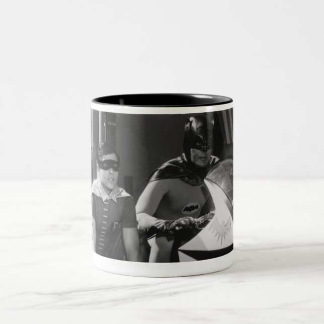 Batman und Robin in Batcycle Zweifarbige Tasse (Mittel)