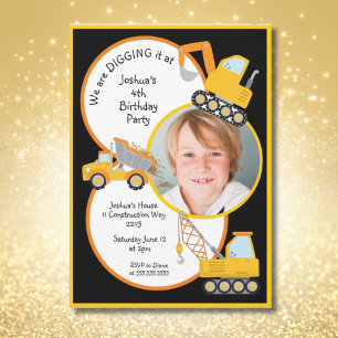 Bau von Lastwagen, die es graben, Foto zum Geburts Einladung