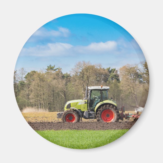 Bauer auf Zugmaschine, der im Frühjahr Sandboden p Magnet (Vorne)