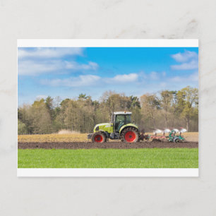 Bauer auf Zugmaschine, der im Frühjahr Sandboden p Postkarte