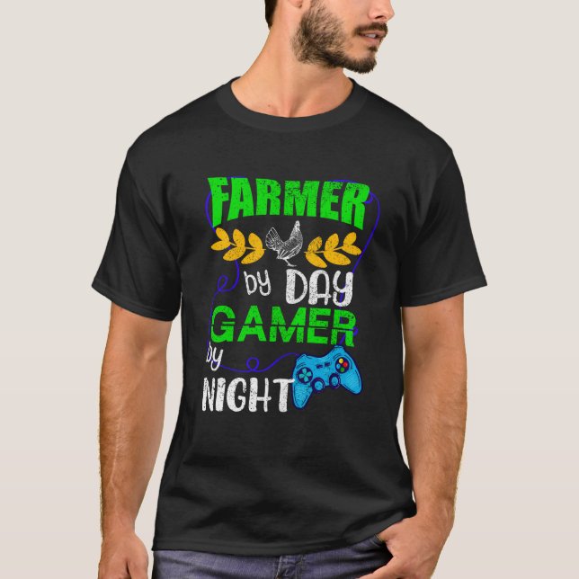 Bauer by Day Gamer by Night T-Shirt (Vorderseite)