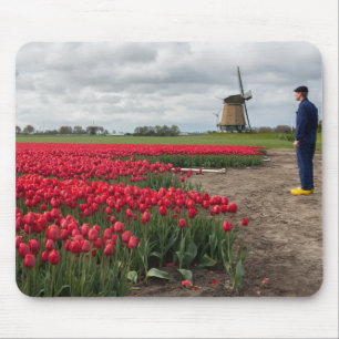 Bauer, der seine Tulpen und Windmühle kontrollier Mousepad