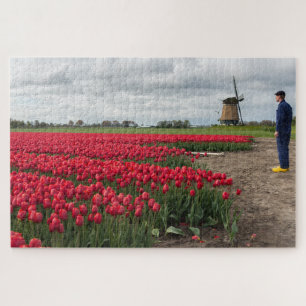 Bauer, der seine Tulpen und Windmühle kontrollier Puzzle