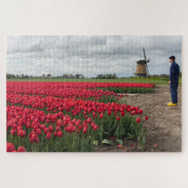 Bauer, der seine Tulpen und Windmühle kontrolliert Puzzle