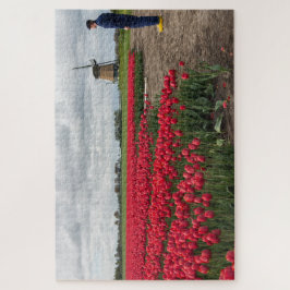 Bauer, der seine Tulpen und Windmühle kontrolliert Puzzle