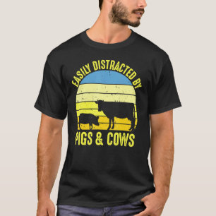 Bauer leicht von Schweinen und Kühen abgelenkt T-Shirt