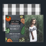 Bauer Market Chalkboard Kids Foto Geburtstag Einladung<br><div class="desc">Dieses schicke und niedliche Geburtstag Foto Einladung verfügt über einen schwarzen Chalkboard Hintergrund mit Gemüse wie Tomaten,  Karotten,  Kohl und Gurke. Die Rückseite weist einen weißen Hintergrund mit schwarzen Büffel-/Gingham-Karo-Mustern auf. Personalisieren Sie Ihre Bedürfnisse. In meinem Geschäft finden Sie passende Produkte.</div>