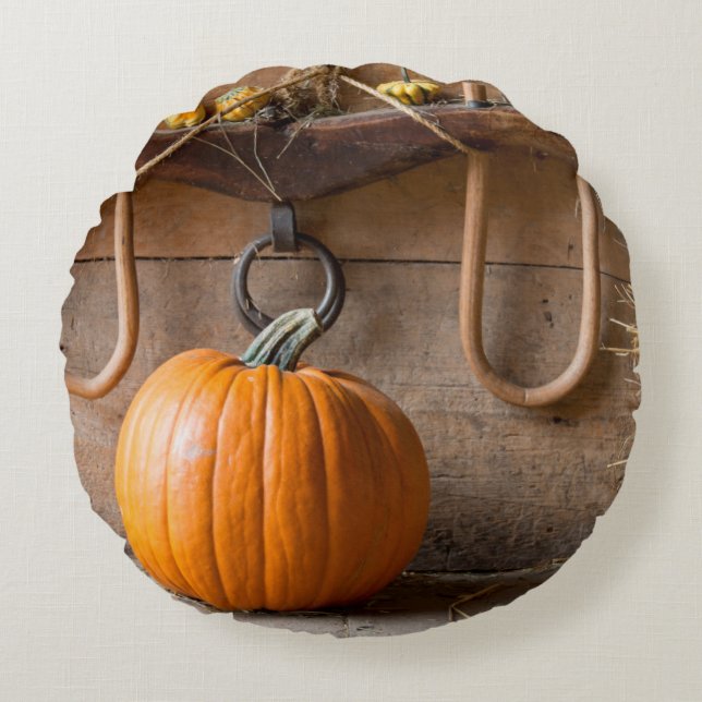 Bauer-Museum Kürbis in Scheune mit Heuballen Rundes Kissen (Vorderseite)