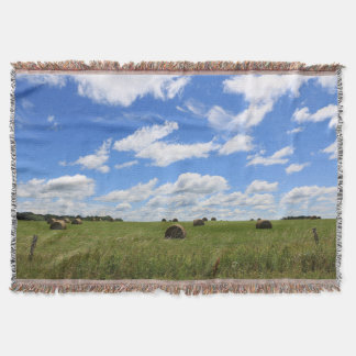 Bauern Paradise Blauer Himmel und Round Hay Bales Decke