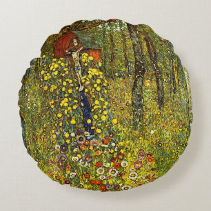 Bauerngarten mit Kruzifix von Gustav Klimt Rundes Kissen