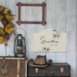 Bauernhaus Blumengewächse Jahrgang Türschild<br><div class="desc">Dieses Schild zeichnet sich durch ein illustriertes Blumendesign in digitaler Hand auf einem beigen neutralen Hintergrund aus. Passen Sie dieses Zeichen mithilfe der Personalisierungsfunktion einfach an. Ideal für Hochzeitsgeschenke,  für Paare,  die Weihnachtsgeschenke oder Hauswärme.</div>