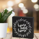 Bauernhaus Chalkboard Zuhause Sweet Zuhause mit Wr Holzkisten Schild<br><div class="desc">Dieses schöne Holzkastenschild im Stil eines Bauernhauses ist der perfekte Akzent für jedes Land Zuhause. Das Design beinhaltet urheberrechtlich geschütztes Material von Cricut.</div>