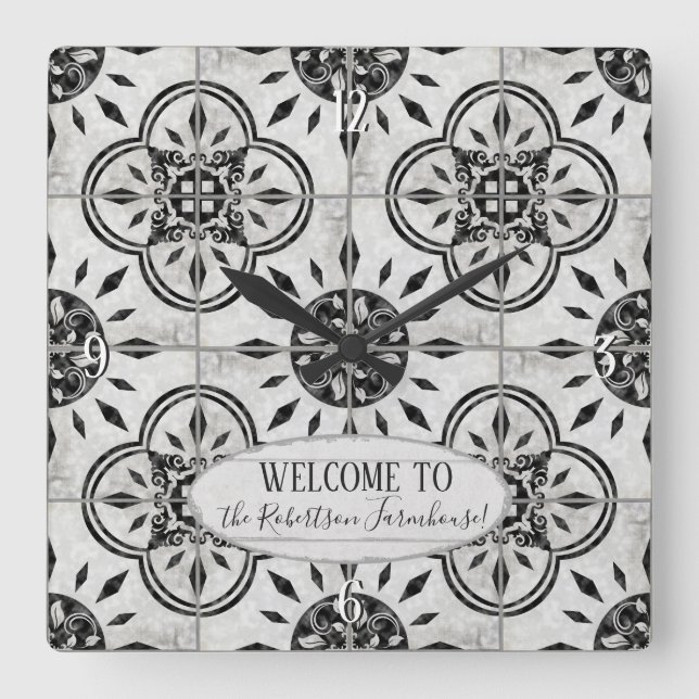 Bauernhaus Damask Tile Muster Holzfamilie Name Quadratische Wanduhr (Vorderseite)