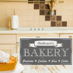 Bauernhaus Grau-Weiß-Bäckerei Holzkisten Schild<br><div class="desc">Diese schlichte graue und weiße Holzkunst wurde mit der klassischen Eleganz eines Vintagen Backzeichens entworfen und verleiht jedem Raum eine Touch Charme. Egal,  ob es Ihr Familienname oder der Name Ihrer Bäckerei ist,  es kann personalisiert sein und es zu einem wirklich einzigartigen Stück machen.</div>