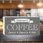 Bauernhaus Grau-Weiß-Unterschrift Coffee Shop Holzkisten Schild<br><div class="desc">Die Einführung in mein Bauernhaus graue und weiße Holzkastenschild,  eine charmante Replik eines Vintagen Kaffeehotels,  das personalisiert sein kann,  um es einzigartig zu machen! Es ist auch ein durchdachtes und unvergessliches Geschenk für jeden Kaffeefans und bringt den Charme eines gemütlichen Coffee Shops direkt in Ihre Zuhause oder Bürofläche.</div>