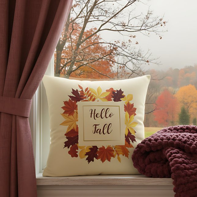Bauernhaus Hallo Fall Akzent mit rustikalen Blätte Kissen ("Hello Fall” pillow with autumn leaf wreath decorates a window with colorful fall view.)