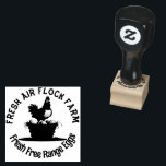 Bauernhaus Hen Personalisiert Egg Gummistempel<br><div class="desc">Lassen Sie sich von unseren personalisierten Eiern-Briefmarke mit charmanter Hühnerdarstellung, Monogrammen oder Schriftart im Bauernhof verwöhnen. Diese Briefmarke sind für eine einfache Anwendung mit einem präzisen Griff konzipiert und ermöglichen es, jedem Ei eine Touch rustikaler Eleganz hinzuzufügen. Bitte beachten Sie, dass die Tinte nicht im Lieferumfang enthalten ist, um Ihnen...</div>