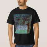 Bauernhaus in Oberösterreich bei Gustav Klimt T-Shirt<br><div class="desc">Das Bauernhaus in Oberösterreich (1912) von Gustav Klimt ist ein Vintages Viktorianisches Kunstmalereigebäude. Eine Naturlandschaft mit Bäumen und ein Feld von Blume mit einer Scheune auf einem Bauernhof. Die große Holzstruktur hat Fenster. Über den Künstler: Gustav Klimt (1862-1918) war ein österreichischer Symbolik-Maler und einer der prominentesten Mitglieder der Wiener Jugendstil-Bewegung....</div>