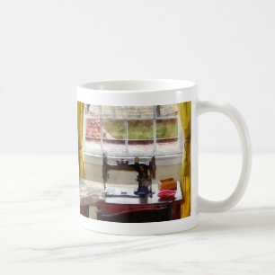 Bauernhaus mit Nähmaschine Kaffeetasse