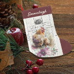 Bauernhof Floral Leghorn Hühnchen Kleiner Weihnachtsstrumpf<br><div class="desc">Niedlich,  Leghornhenne und ihr Küken hinter einem lila und hellrosa Blumenstrauß. Bauernhaus,  Vintag,  viktorianisch,  Schild auf einem abgenutzten,  weißen Holzbrett-Hintergrund. Ideal für einen rustikalen Bauernhof oder ein französisches Land Weihnachtsleben.</div>