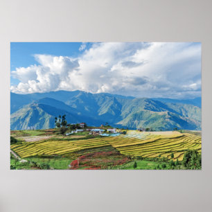 Bauernhof in den bhutanischen östlichen Bergen - H Poster
