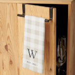 Bauernhof Kariert Monogramm & Jahr etabliert Geschirrtuch<br><div class="desc">Die mit Monogramm Küchenhandtücher im Bauernstil im Trend verfügen über das erste Monogramm und das Jahr Ihres Single,  die in klassischer Schrift auf einem tonalen Büffel karierten Hintergrund in eleganten,  neutralen Farben aufgebaut sind.</div>