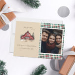 Bauernhof Land Weihnachten Ein Foto<br><div class="desc">Die Weihnachtskarte des Fotos ist ein gemütliches Landhausstil-Design auf neutralem beigen Hintergrund. Rot und grün kariert machen diese Feste und Spaß. Anpassen Sie dies einfach mithilfe der Personalisierungsfunktion, </div>
