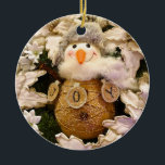 Bauernhof Rustic Burlap Snowman Poinsettia Holiday Keramik Ornament<br><div class="desc">Feiern Sie die Urlaubssaison mit diesem einladenden, lustigen und festlichen Schneemann! Das Foto auf der Keramik Ornament ist ein modernes Bauernhaus-inspiriert Kranz mit einem rustikalen Glam-Schneemann mit Burlkörper, weicher Schal und warmen Hut, perfekt für winterliches Wetter! Zierförmige Bälle zaubern JOY, und der lächelnde Schneemann ist umgeben von atemberaubenden weißen, goldgetrimmten...</div>