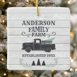 Bauernhof Weihnachtsbaum Familienfarm Personalisie Keramikornament<br><div class="desc">Bauernhaus Weihnachtsbaum Familienfarm Personalisierte Keramik Ornament. Schöne rustikale Bauernhaus Weihnachten Wohngestaltung. Ein alter,  Vintager LKW-Schlepper und Weihnachtsbaum schmücken dieses niedliche Urlaubsprojekt. Von Kiefernästen,  Weihnachtsbäumen und Ferientypografie umgeben. Personalisieren Sie dieses individuelle Design mit Ihrem Familiennamen und dem festgelegten Jahr.</div>