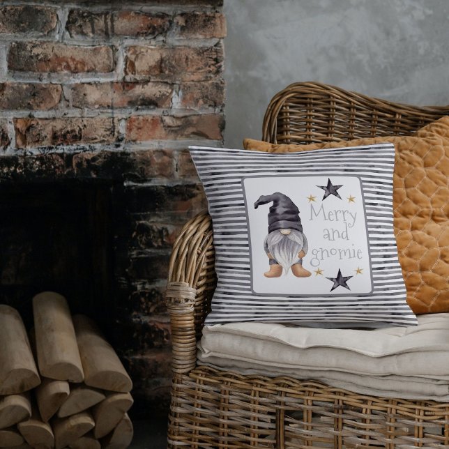 Bauernhof Winter Gnome auf Buffalo zu Weihnachten Kissen (Elevate your holiday decor with the Farmhouse Winter Watercolor Gnome Christmas Throw Pillow. )