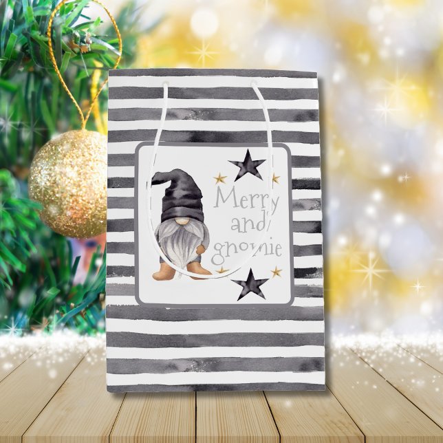 Bauernhof Winter Wasserfarbengenom zu Weihnachten Mittlere Geschenktüte (Farmhouse Winter Watercolor Gnome for Christmas Gift Bag - Charming Design, Customizable Text)