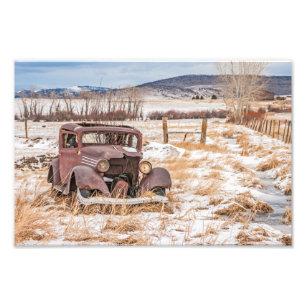 Baufälliges altes Fahrzeug, Winter, ländlich, Berg Fotodruck