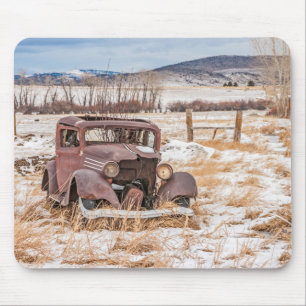 Baufälliges altes Fahrzeug, Winter, ländlich, Berg Mousepad