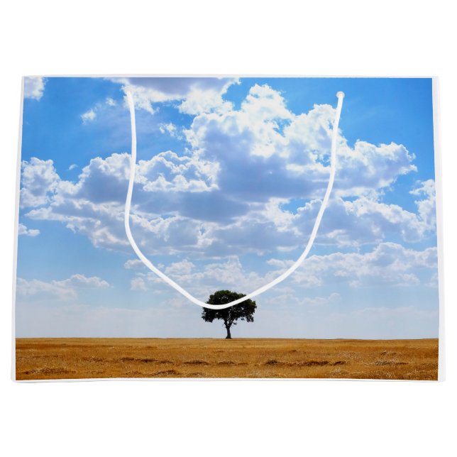 Baum auf einem geernteten Weizenfeld Große Geschenktüte (Vorderseite)