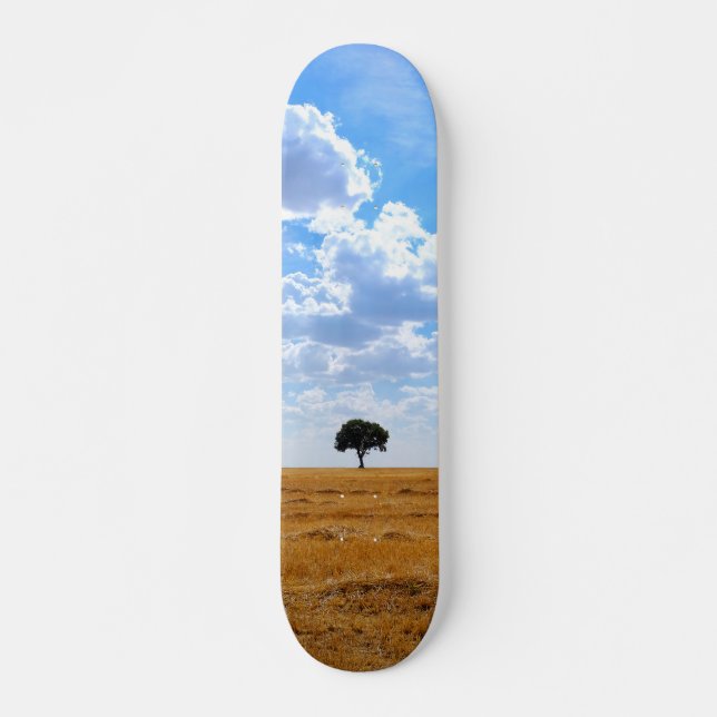 Baum auf einem geernteten Weizenfeld Skateboard (Vorne)