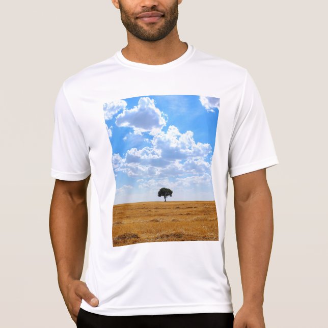 Baum auf einem geernteten Weizenfeld T-Shirt (Vorderseite)