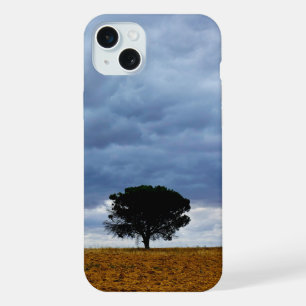 Baum auf einem leeren Feld iPhone 15 Plus Hülle