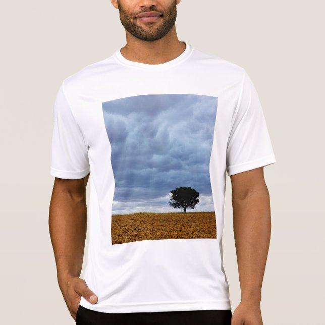 Baum auf einem leeren Feld T-Shirt (Vorderseite)