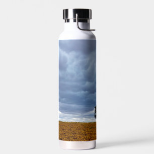 Baum auf einem leeren Feld Trinkflasche