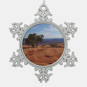 Baum aus roten Felsen I in Canyonlands Schneeflocken Zinn-Ornament