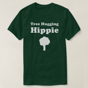 Baum, der Hippie-T - Shirt umarmt