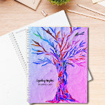 Baum des Lebens Regenbogenfarben Custom Planner Planer<br><div class="desc">Dieser einzigartige Planner ist mit einem in Regenbogenfarben gehaltenen Mosaik Tree of Life auf rosa und lila Hintergrund dekoriert. Das ursprüngliche Design wurde aus winzigen Teilen aus Glas in lebhaften Farben hergestellt. Passen Sie es mit Ihrem Namen und Jahr an. Original Mosaik © Michele Davies.</div>