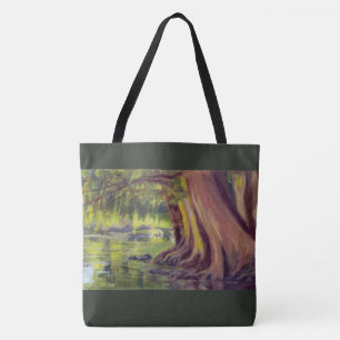 Baum durch ruhiges Wasser-Grünes auf Spitze und