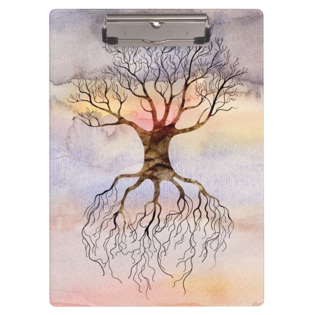 Baum gegen den Himmel Klemmbrett (Vorderseite)